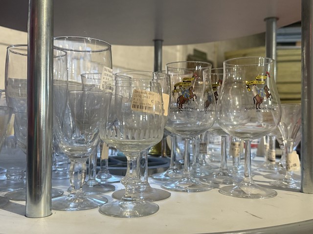 Diverse glazen en glaswerk - afbeelding 6 van  7