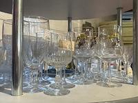 Diverse glazen en glaswerk - afbeelding 6 van  7