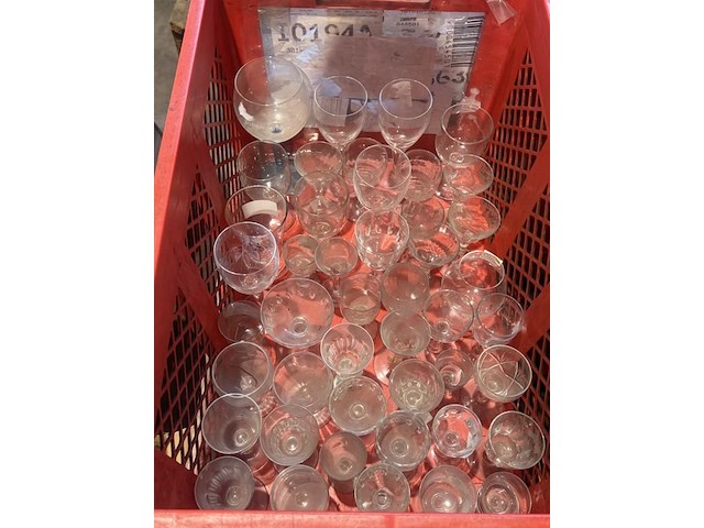 Diverse glazen en glaswerk - afbeelding 1 van  1