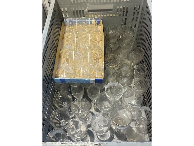 Diverse glazen en glaswerk - afbeelding 1 van  1