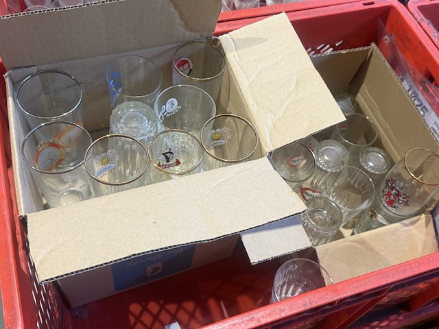 Diverse glazen en glaswerk - afbeelding 1 van  5