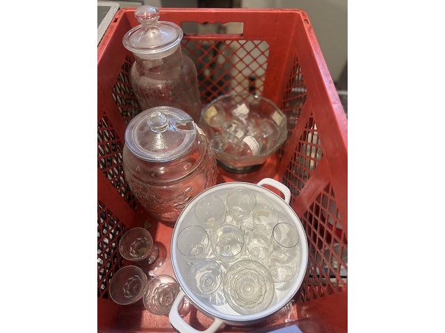 Diverse glazen en glaswerk - afbeelding 1 van  4