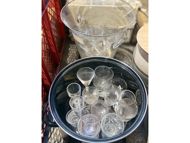 Diverse glazen en glaswerk - afbeelding 1 van  4