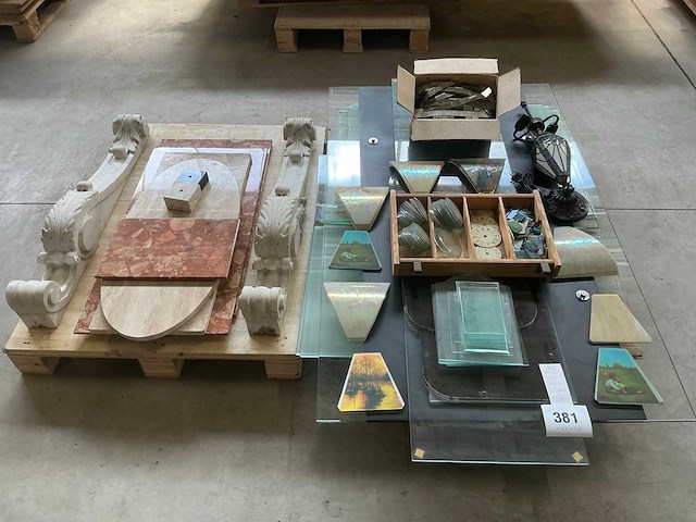 Diverse glazen, tiffanyglazen,gekleurde glazen en marmeren tabletten - afbeelding 1 van  7