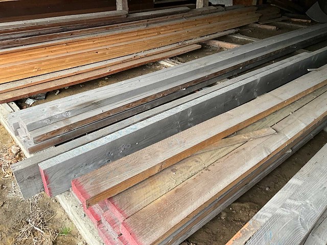 Diverse grenen houten balken en planken (70x) - afbeelding 1 van  13