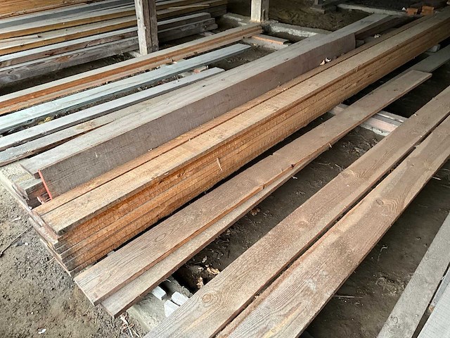 Diverse grenen houten planken (85x) - afbeelding 1 van  8