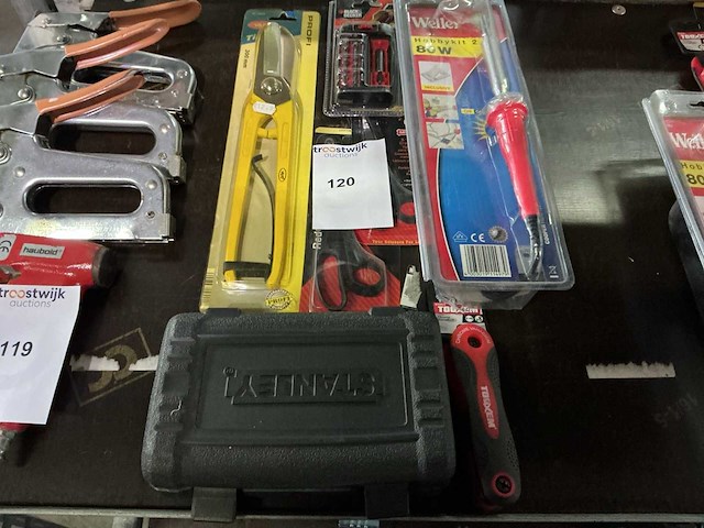 Diverse hand gereedschappen - afbeelding 1 van  3