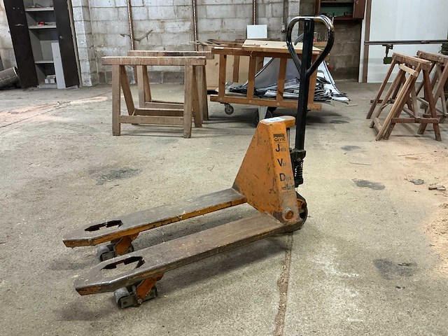 Diverse hand hydraulische palletwagen (2x), waaronder 1 defect - afbeelding 1 van  7