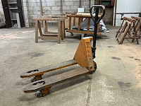 Diverse hand hydraulische palletwagen (2x), waaronder 1 defect - afbeelding 1 van  7