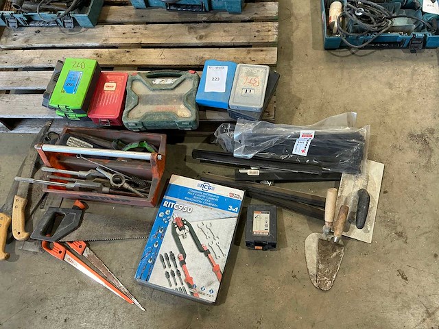 Diverse handgereedschappen - afbeelding 1 van  6