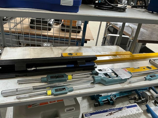 Diverse handgereedschappen - afbeelding 1 van  7