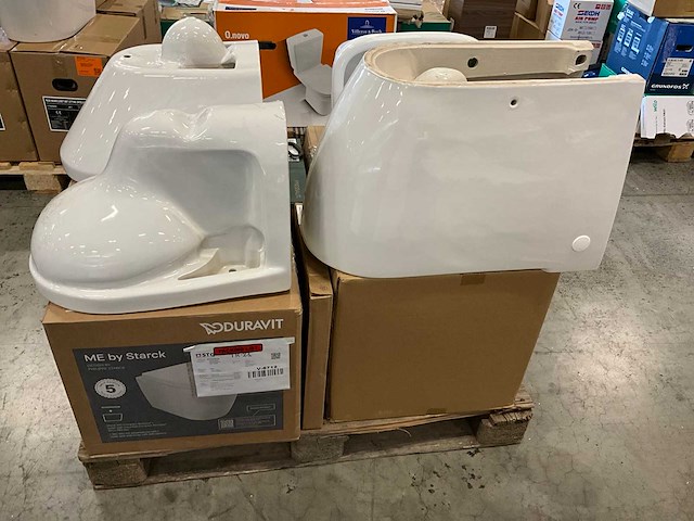 Diverse hangtoiletten (6x) en uitgietbak (1x) en onderpot (1x) - afbeelding 1 van  3