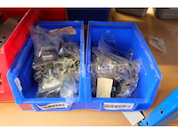 Diverse hardware-set - afbeelding 20 van  21