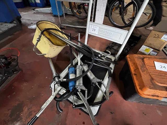 Diverse hevelpomps voor olievaten - afbeelding 1 van  3