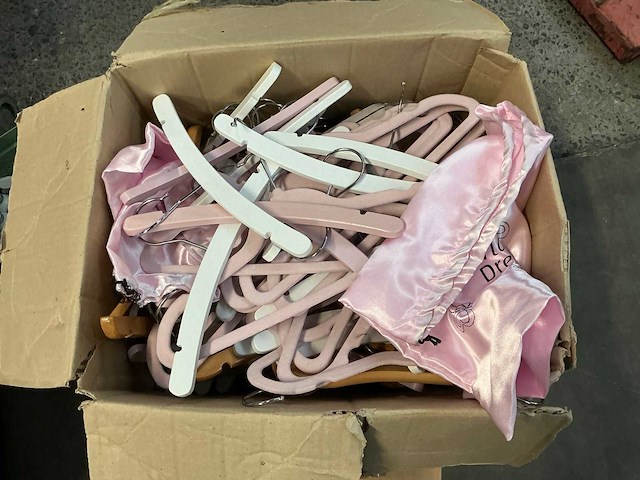 Diverse hondenartikelen, kapstokken en verpakking - afbeelding 1 van  7