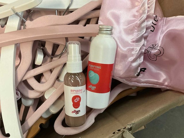 Diverse hondenartikelen, kapstokken en verpakking - afbeelding 3 van  7