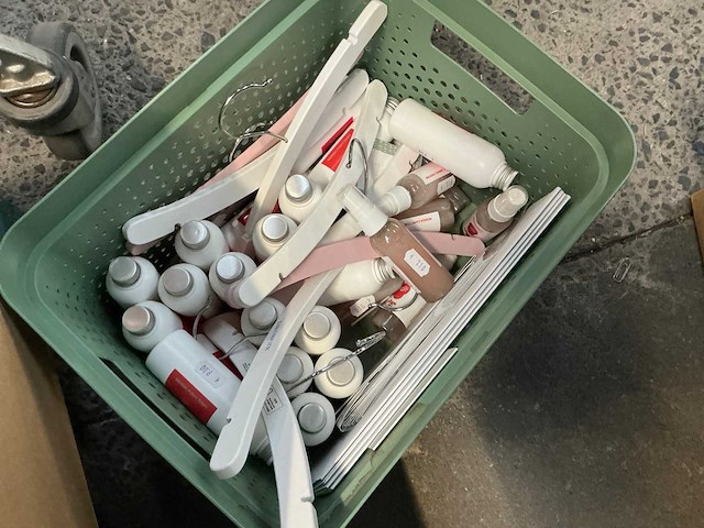 Diverse hondenartikelen, kapstokken en verpakking - afbeelding 2 van  7