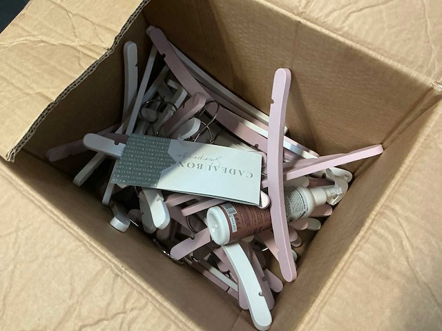 Diverse hondenartikelen, kapstokken en verpakking - afbeelding 6 van  7