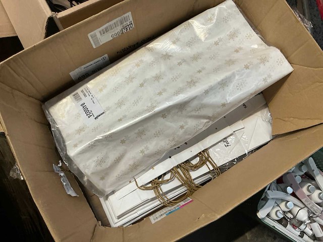 Diverse hondenartikelen, kapstokken en verpakking - afbeelding 4 van  7