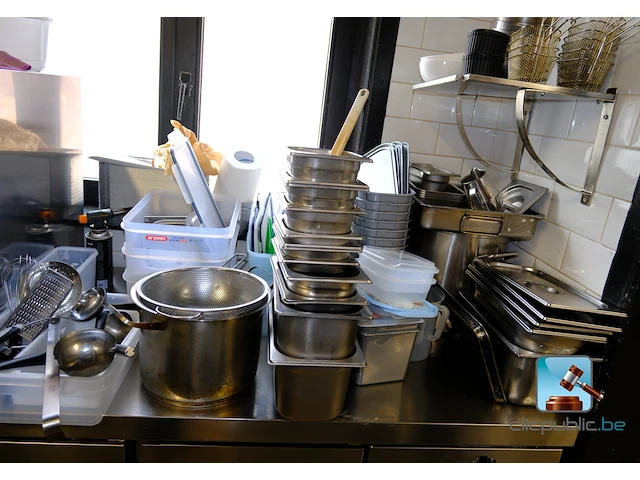 Diverse horeca-apparatuur en -benodigdheden - afbeelding 1 van  20