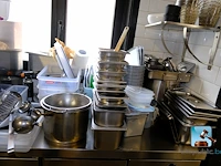 Diverse horeca-apparatuur en -benodigdheden