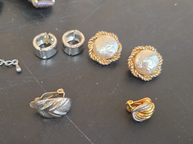 Diverse horloges en juwelen - afbeelding 17 van  23
