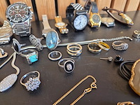 Diverse horloges en juwelen - afbeelding 18 van  23