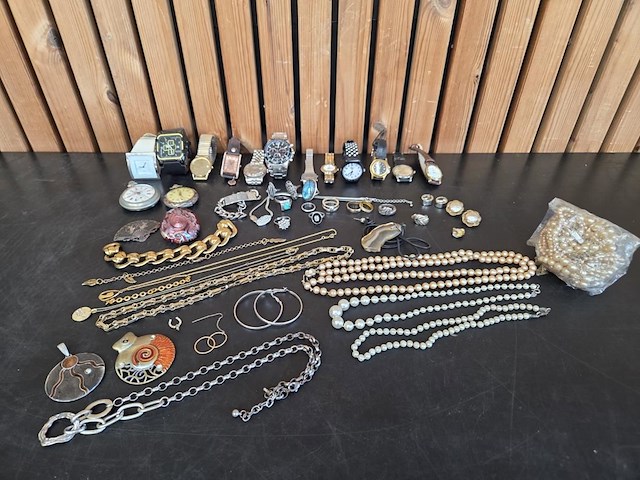 Diverse horloges en juwelen - afbeelding 1 van  23