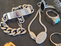 Diverse horloges en juwelen - afbeelding 20 van  23
