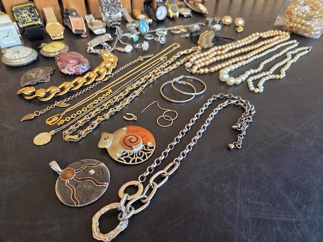 Diverse horloges en juwelen - afbeelding 22 van  23
