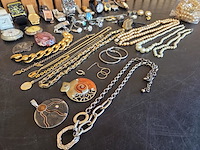 Diverse horloges en juwelen - afbeelding 22 van  23
