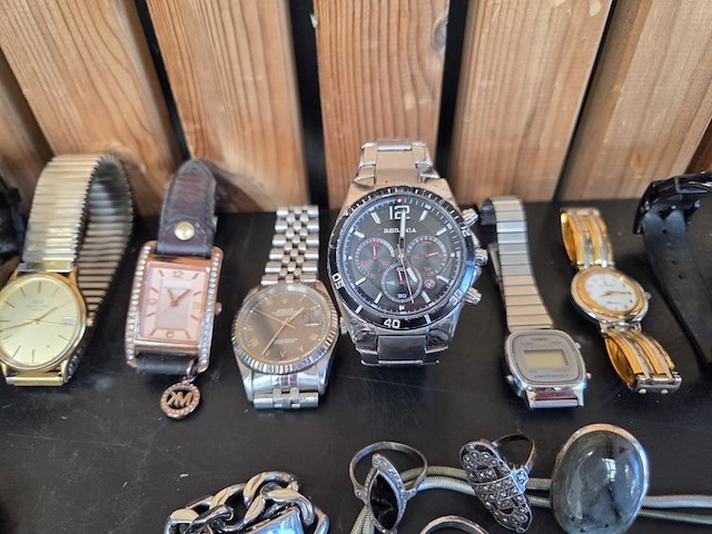 Diverse horloges en juwelen - afbeelding 4 van  23