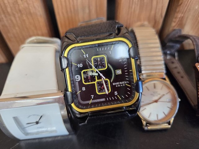 Diverse horloges en juwelen - afbeelding 6 van  23