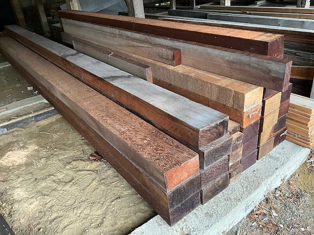 Diverse houten balken en planken (75x) waaronder ceder - afbeelding 1 van  7