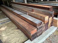 Diverse houten balken en planken (75x) waaronder ceder - afbeelding 1 van  7