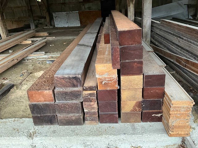 Diverse houten balken en planken (75x) waaronder ceder - afbeelding 2 van  7