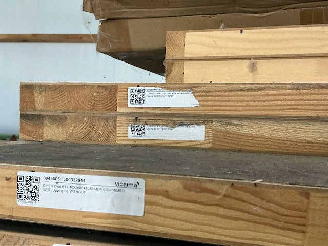 Diverse houten balken, planken en deuren - afbeelding 2 van  3