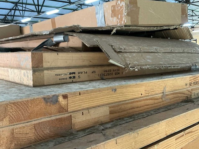 Diverse houten balken, planken en deuren - afbeelding 3 van  3