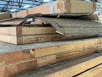 Diverse houten balken, planken en deuren - afbeelding 3 van  3