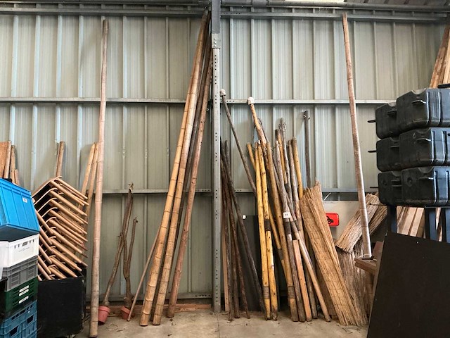 Diverse houten balken, planken en platen (ca. 60x) - afbeelding 1 van  5