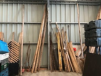 Diverse houten balken, planken en platen (ca. 60x) - afbeelding 1 van  5