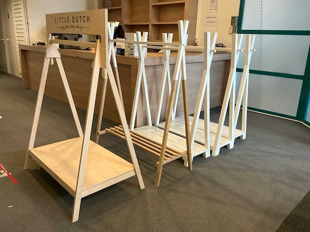 Diverse houten kledingrekken (5x) - afbeelding 1 van  3