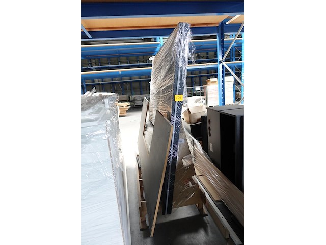 Diverse houten meubels - afbeelding 1 van  5