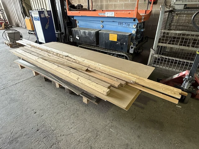 Diverse houten platen en planken - afbeelding 1 van  4