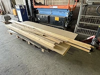 Diverse houten platen en planken