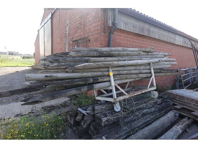 Diverse houten tuinpalen + treinbilzen - afbeelding 1 van  4