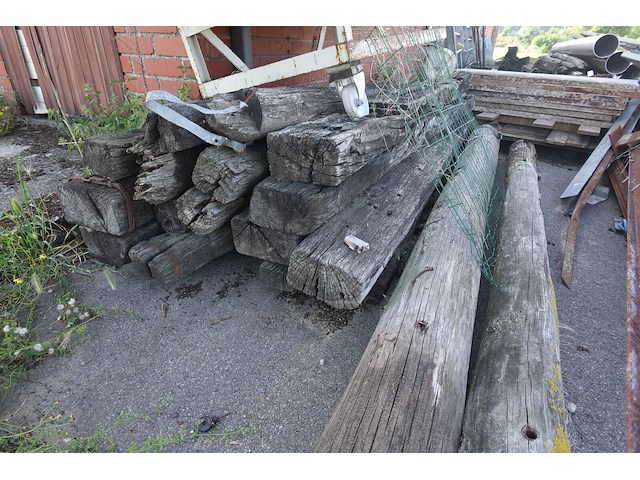 Diverse houten tuinpalen + treinbilzen - afbeelding 2 van  4