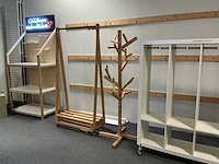 Diverse houten winkelrekken/displays (6x) waaronder voorzien van verlichting, waaronder afmeting circa 100 x 60 x 230cm, 97 x 40 x 194cm, 150 x 39 x 160cm - afbeelding 1 van  6