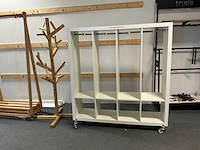 Diverse houten winkelrekken/displays (6x) waaronder voorzien van verlichting, waaronder afmeting circa 100 x 60 x 230cm, 97 x 40 x 194cm, 150 x 39 x 160cm - afbeelding 2 van  6