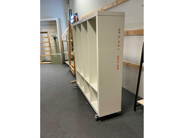 Diverse houten winkelrekken/displays (6x) waaronder voorzien van verlichting, waaronder afmeting circa 100 x 60 x 230cm, 97 x 40 x 194cm, 150 x 39 x 160cm - afbeelding 3 van  6